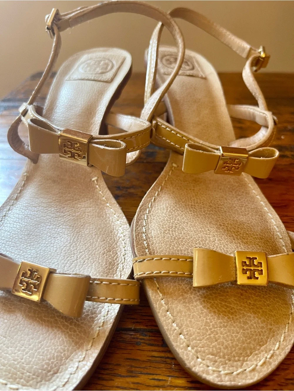 Tory Burch Tan Bow Logo T-Strap Sandals 9.5